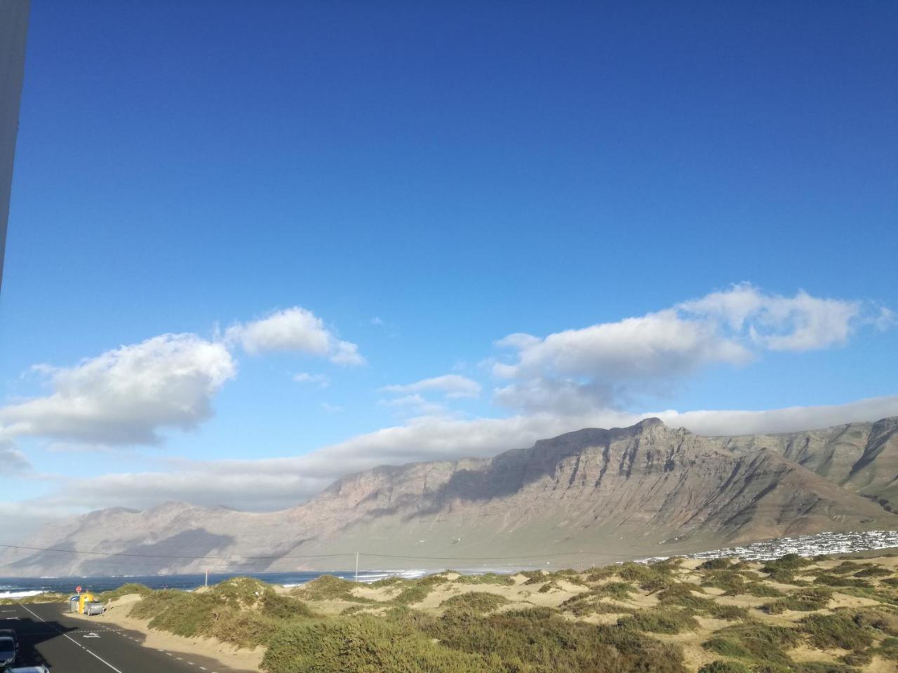 Surfhouse Hostel Famara Caleta De Famara Екстериор снимка